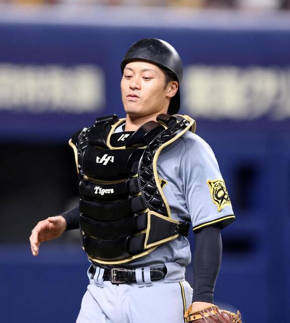 阪神 坂本誠志郎がプロ初の1試合2捕逸 後半戦8戦全勝の不敗