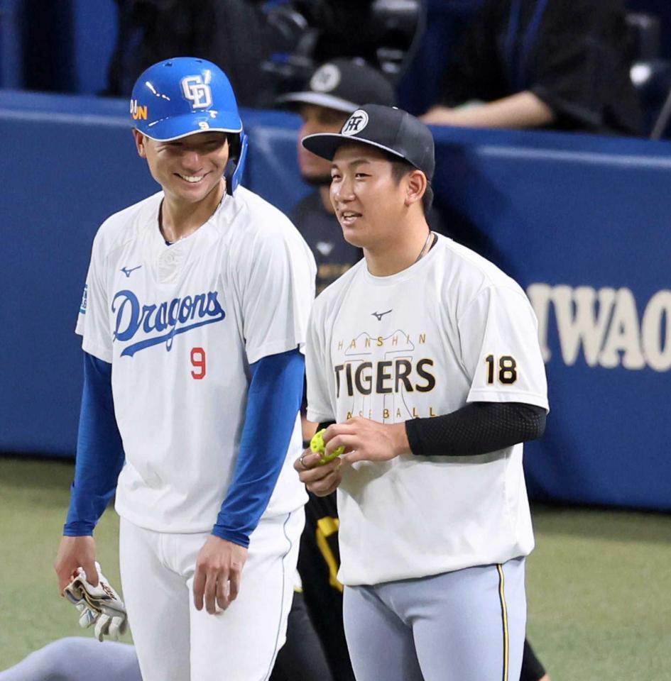 　石伊（左）と話す伊原（撮影・立川洋一郎）