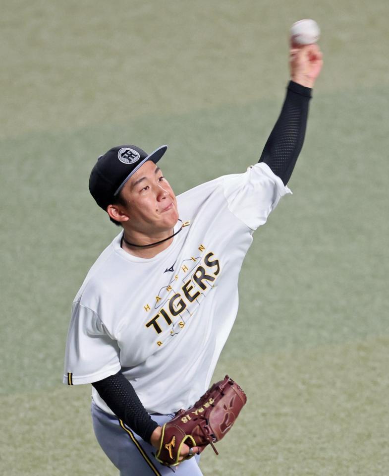 　キャッチボールをして調整する伊原（撮影・立川洋一郎）