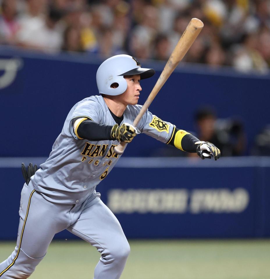 　８回、二塁打を放つ近本（撮影・北村雅宏）