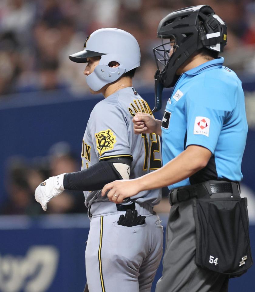 　５回、死球を受け、マウンドの柳を見る坂本（６日）