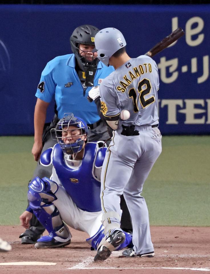 　５回、死球を受ける坂本（６日）