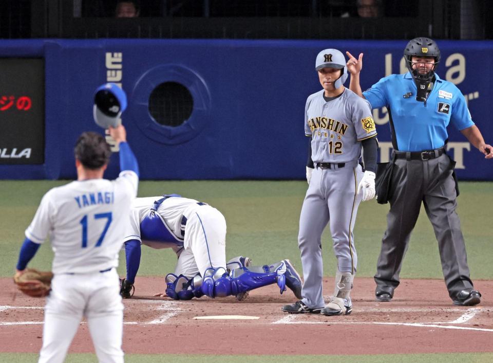 　５回、柳から死球を受け、にらみつける坂本（６日）