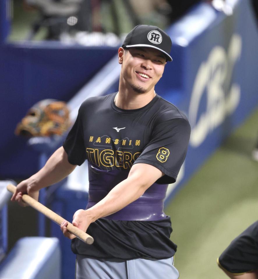 　練習中に笑顔を見せる佐藤輝（撮影・北村雅宏）