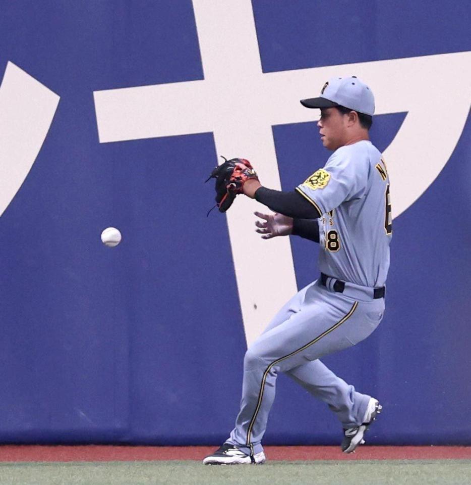 　１回、ブライトの打球をファンブルする中川（撮影・北村雅宏）