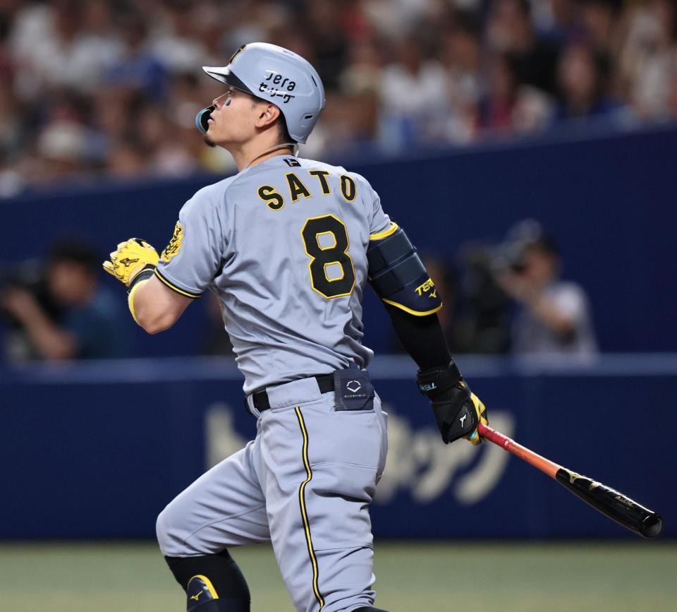 　４回、ソロを放つ佐藤輝（撮影・田中太一）