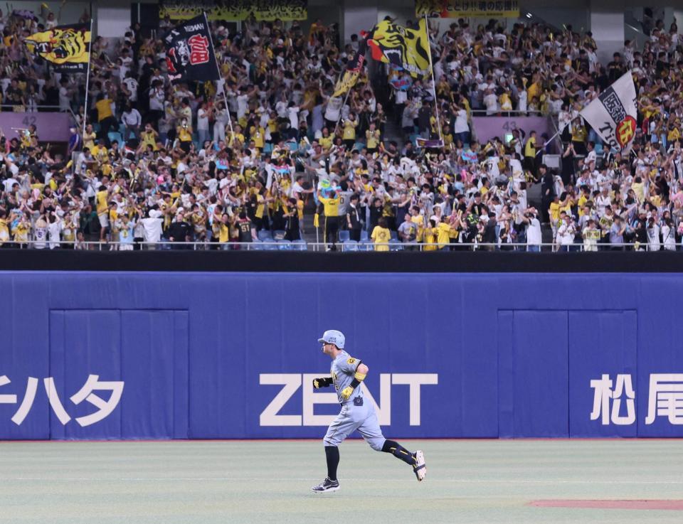 　４回、ソロを放ちダイヤモンドを回る佐藤輝（撮影・北村雅宏）