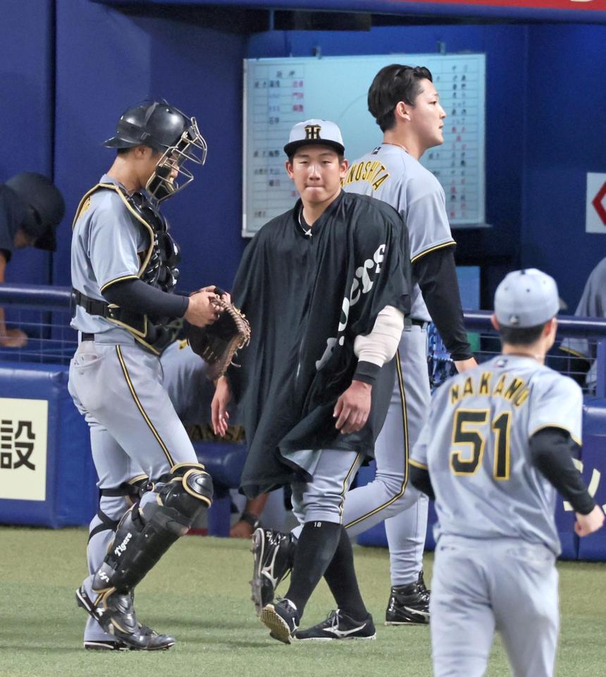 　５回裏が終わり、木下（奥）と坂本（左）を出迎える伊原（撮影・立川洋一郎）