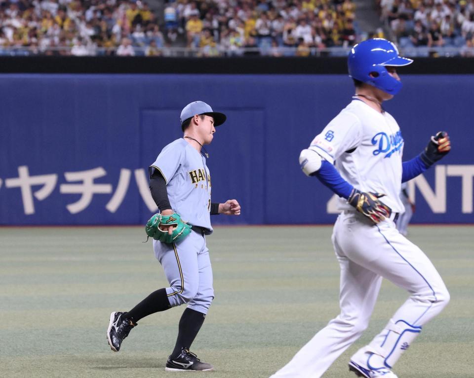 　４回、金丸（右）を投ゴロに打ち取った伊原（撮影・北村雅宏）