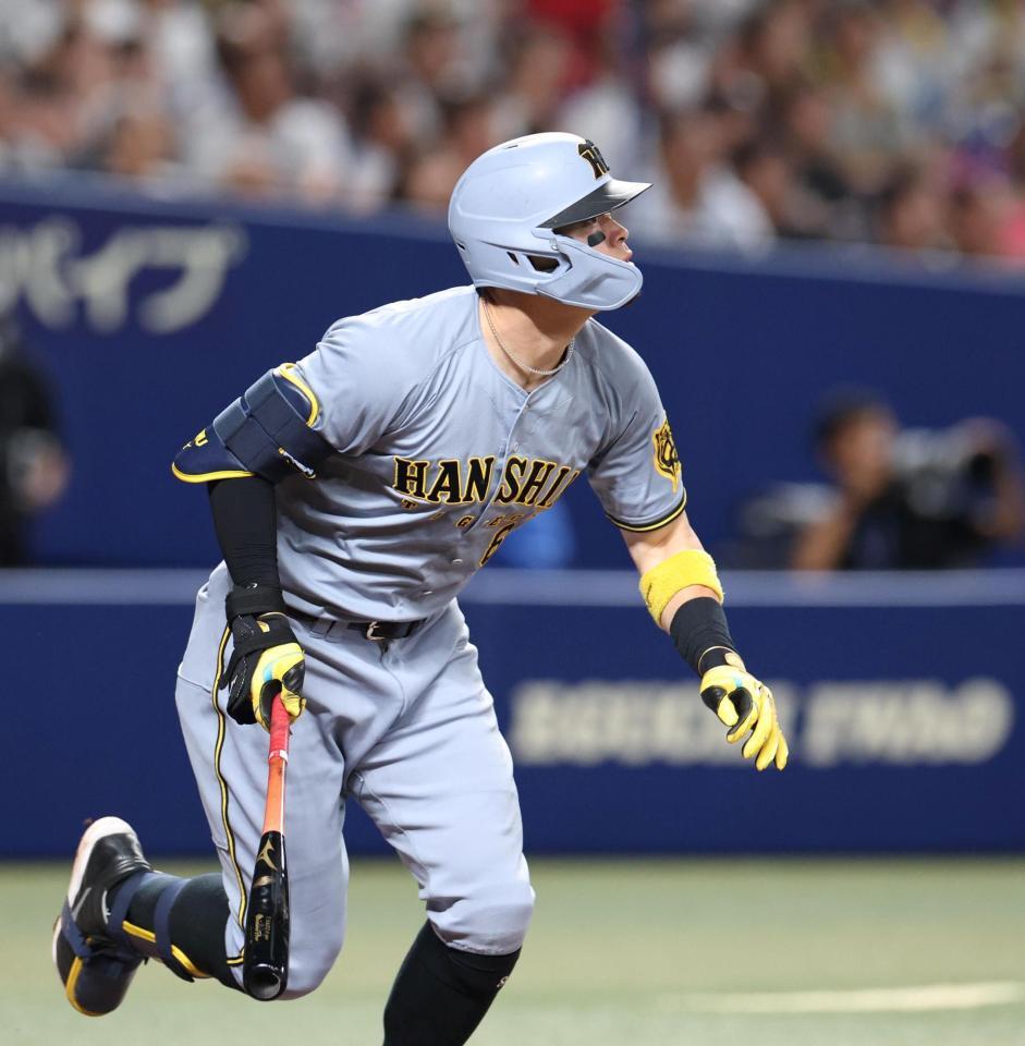 　４回、ソロを放つ佐藤輝（撮影・北村雅宏）