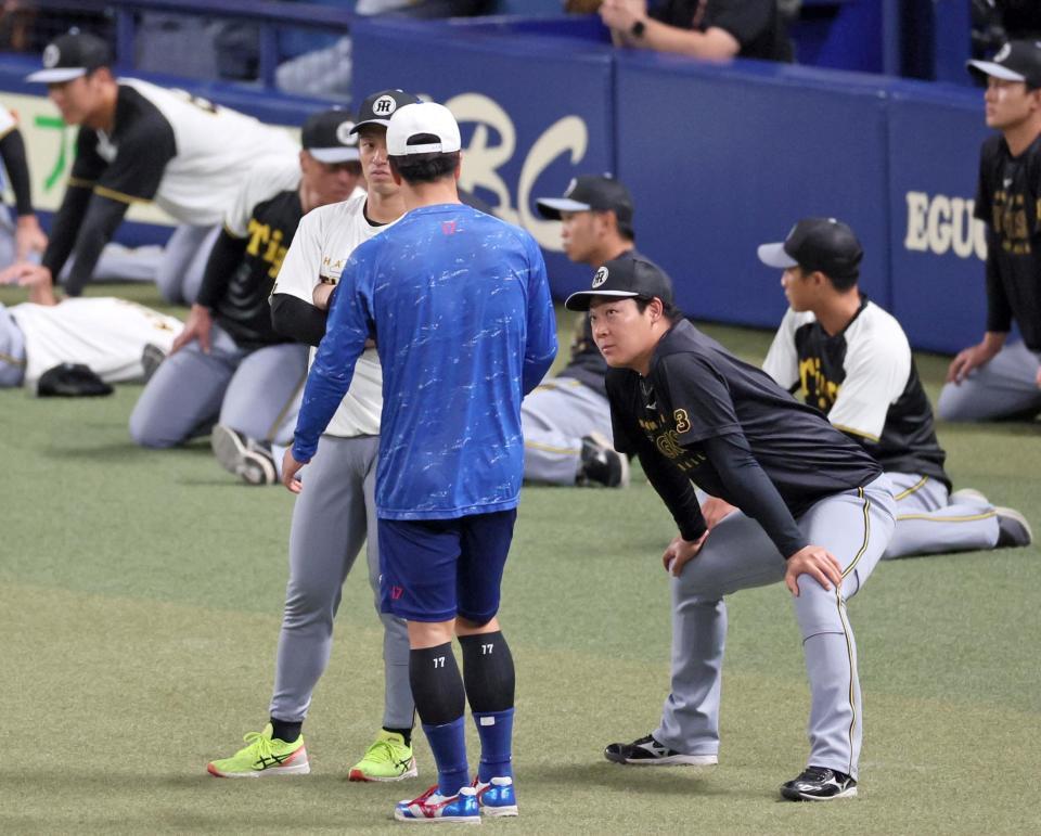 　柳（中央）と談笑する大山（右）＝撮影・立川洋一郎