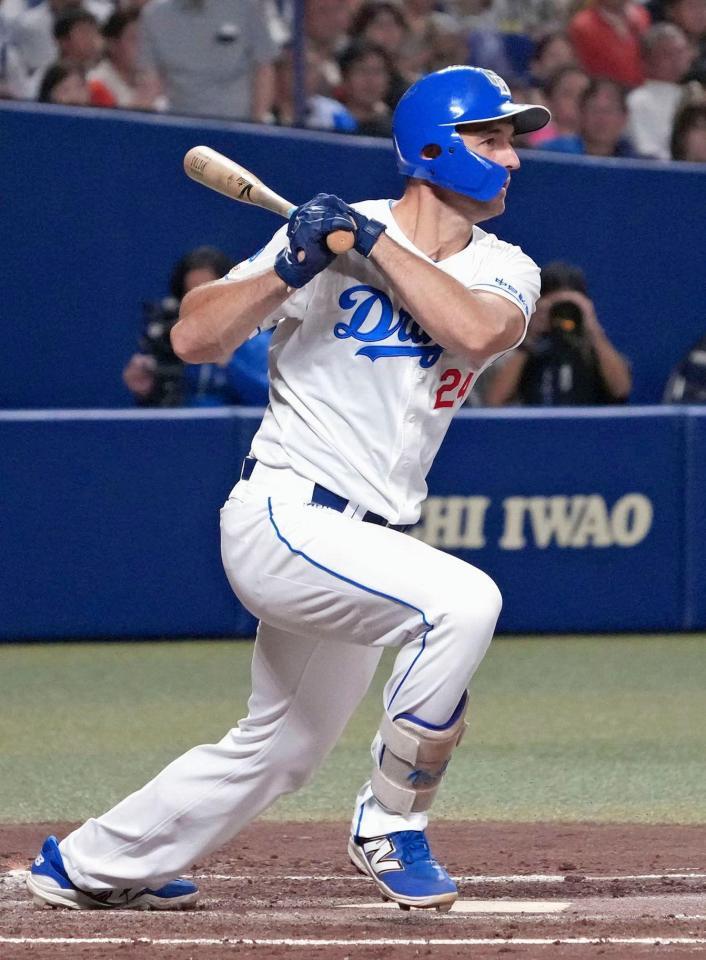 　３回、ボスラーが右前に適時打を放つ