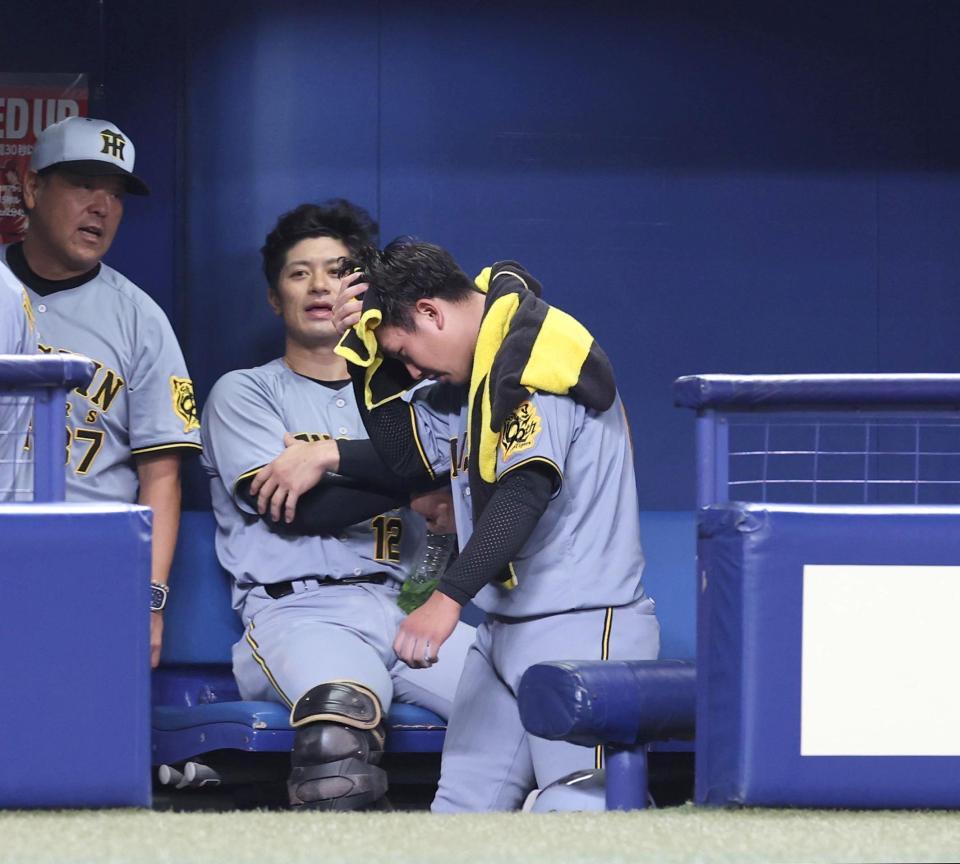 　３回、逆転を許しイニング間を投げ終えた伊原（右）はベンチ奥へ向かう（撮影・北村雅宏）