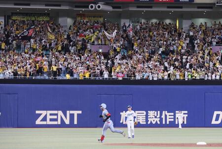 　２回、同点ソロを放ちダイヤモンドを回る中川（撮影・北村雅宏）