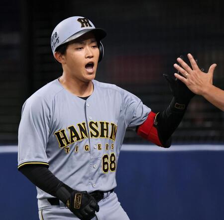 ２回、ソロを放った中川はナインに迎えられる（撮影・田中太一）