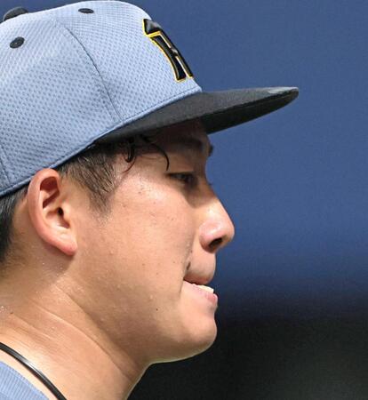 　３回、追加点を許した伊原は悔しさをにじませながらベンチへ戻る（撮影・田中太一）