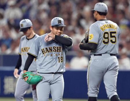 　３回、ヘルナンデス（右）の野選で追加点を許す伊原（撮影・田中太一）