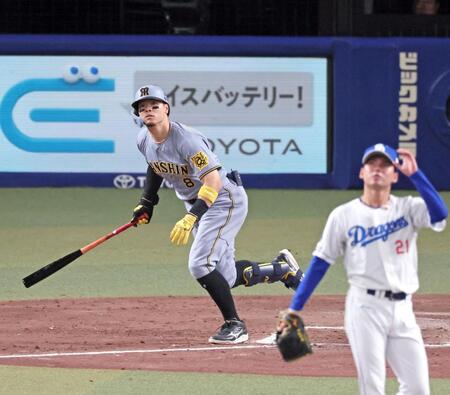 　４回、センターへソロを放つ佐藤輝（撮影・立川洋一郎）