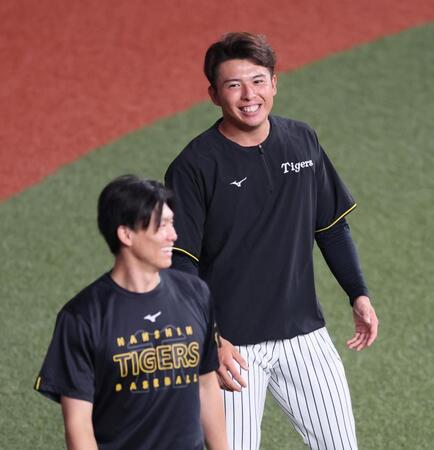 　湯浅（左）と談笑する椎葉（撮影・立川洋一郎）