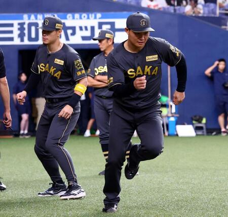 　アップする森下。左は佐藤輝（撮影・山口登）