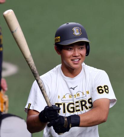 　バットを手に笑顔を見せる中川（撮影・山口登）