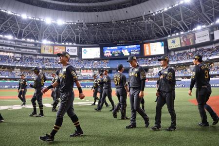 　試合前、アップする阪神ナイン（撮影・山口登）