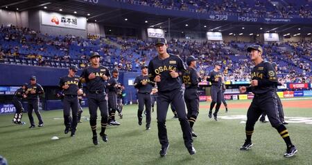 　試合前、アップする阪神ナイン（撮影・山口登）