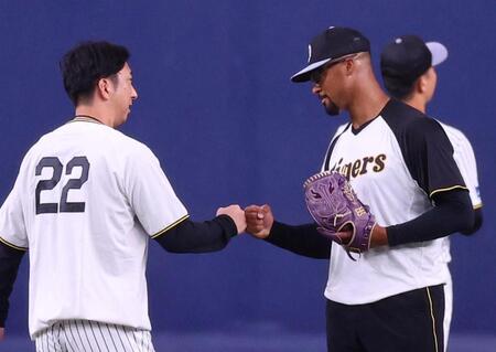 　藤川監督（左）とタッチするデュプランティエ（撮影・山口登）