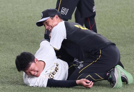 　木浪（右）の“攻撃”に耐える森下（撮影・立川洋一郎）