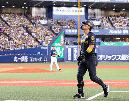 　２回、佐藤輝は三飛に倒れベンチに戻る（撮影・山口登）