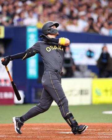 　４回、右越えに先制ソロを放つ佐藤輝（撮影・山口登）
