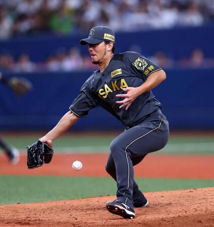 　７回、伊藤将は長岡を投ゴロに打ち取る（撮影・山口登）