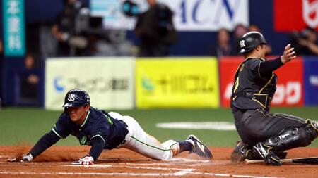 　９回、岩田はオスナの二塁ゴロで生還する（撮影・山口登）