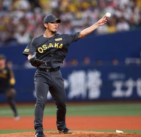 　７回、伊藤将は一塁にけん制し、一走・村上スタートさせアウトにする（撮影・山口登）