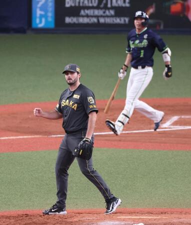 　９回、山田を遊直に打ち取って拳を握るハートウィグ（撮影・立川洋一郎）