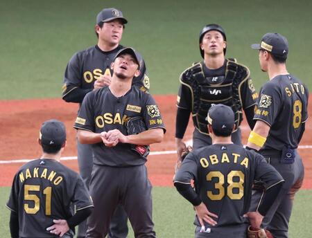 　９回、途中降板に悔しがる伊藤将（中央左）＝撮影・立川洋一郎