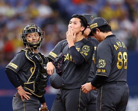 　１２回、降板する湯浅（中央）＝撮影・山口登