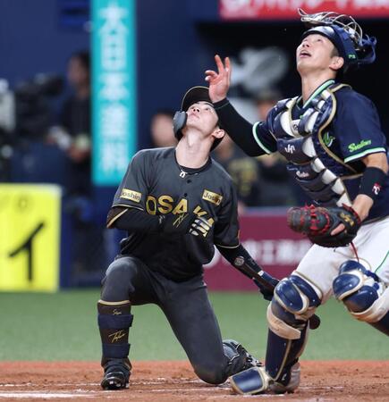 　１１回、中野はバントを打ち上げアウトになる（撮影・北村雅宏）