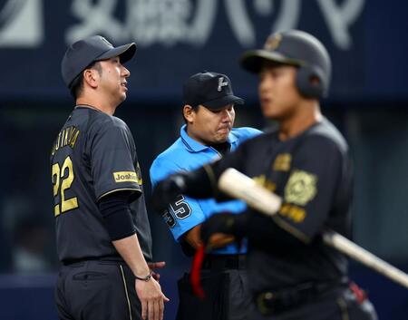 　６回を終え、藤川監督（左）は空振り三振に倒れた中川を交代させる（撮影・山口登）