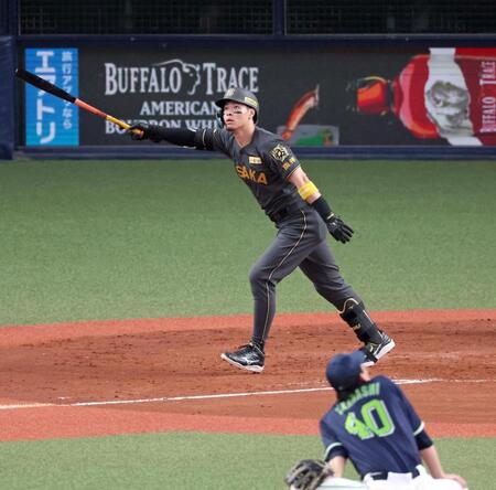 　４回、右翼スタンドへ先制ソロを放つ佐藤輝（撮影・立川洋一郎）