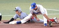 　６回、ヘッドスライディングで一塁へ飛び込む中川（撮影・立川洋一郎）