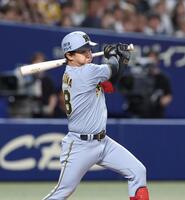　９回、右前打を放つ中川（撮影・北村雅宏）