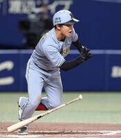 　９回、右前打を放つ中川（撮影・北村雅宏）