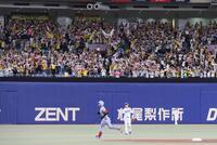 　２回、同点ソロを放ちダイヤモンドを回る中川（撮影・北村雅宏）