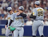 　３回、ヘルナンデス（右）の野選で追加点を許す伊原（撮影・田中太一）