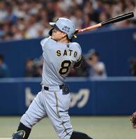 　４回、ソロを放つ佐藤輝（撮影・田中太一）