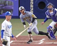 　３回、左前打を放つ熊谷（撮影・立川洋一郎）