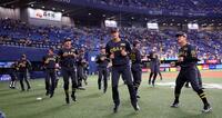 　試合前、アップする阪神ナイン（撮影・山口登）
