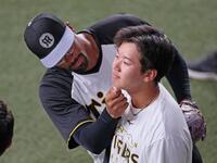 　門別（手前）のヒゲをチェックするデュプランティエ（撮影・立川洋一郎）