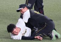　木浪（右）の“攻撃”に耐える森下（撮影・立川洋一郎）